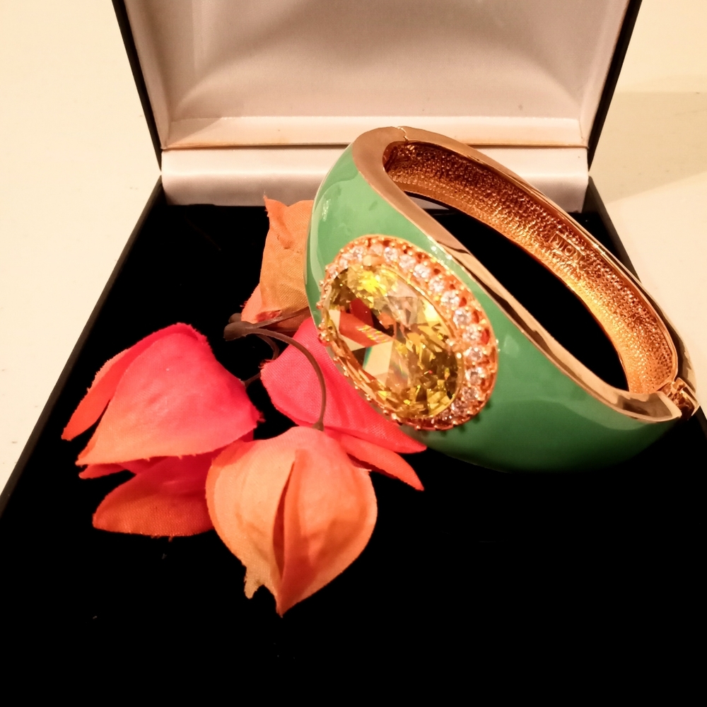 🎁 FREE GIFT INCLUDED 🎁 NWOT Vintage Crystal Bracelet Fashion Jewelry Women